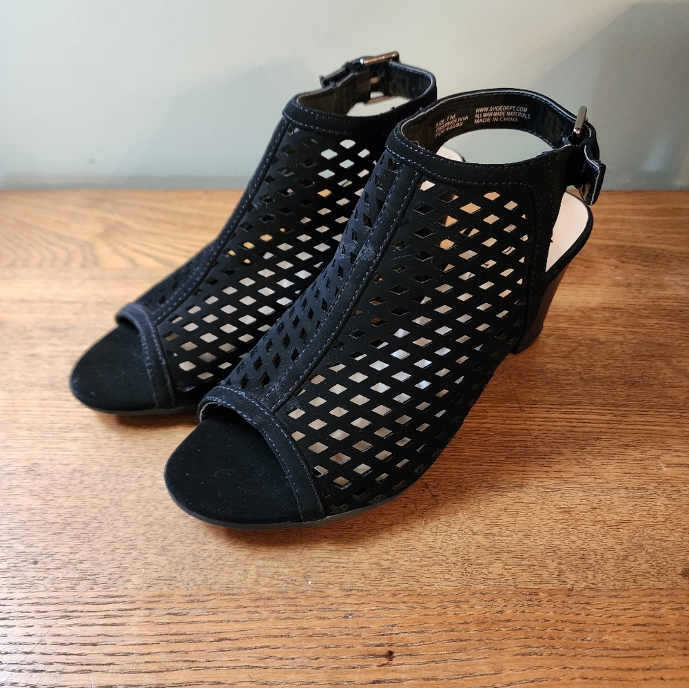 3/$15 Jessica Cline Size 7 Sandals
